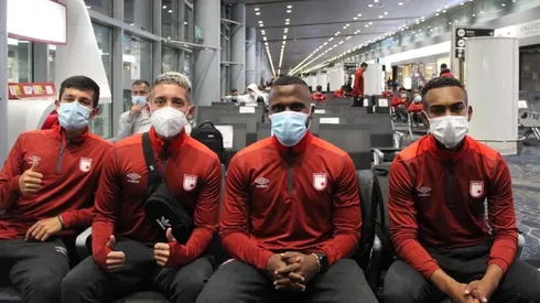 El conjunto colombiano emprendió el viaje rumbo a Buenos Aires sin algunos jugadores contagiados.