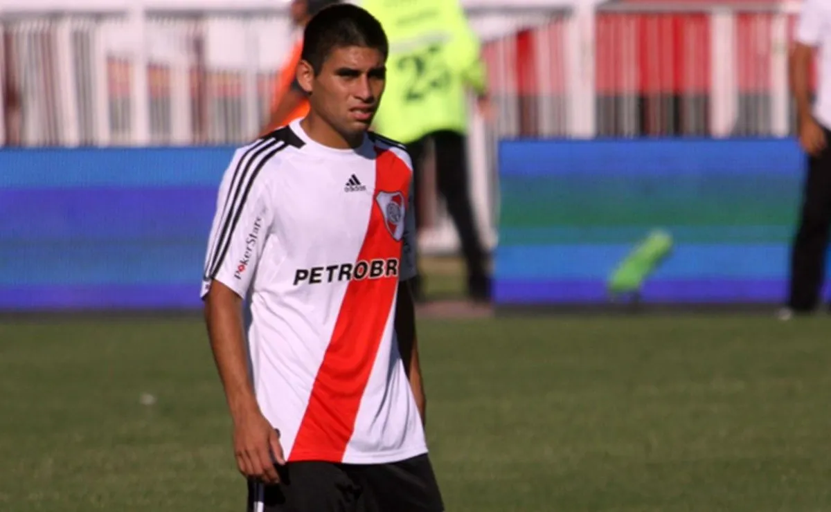 Cristian Villagra jugó en River entre 2007 y 2010, en total disputó 108 partidos, convirtió tres goles y ganó el Clausura de 2008 bajo en mando de Diego Simeone.