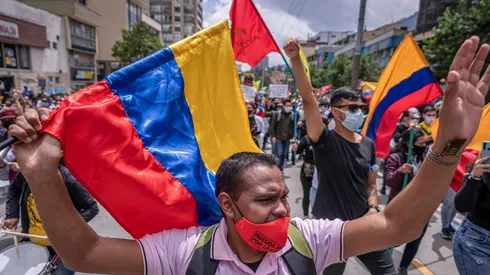A pesar de las protestas, River precalienta en la cancha y el partido se va a jugar.