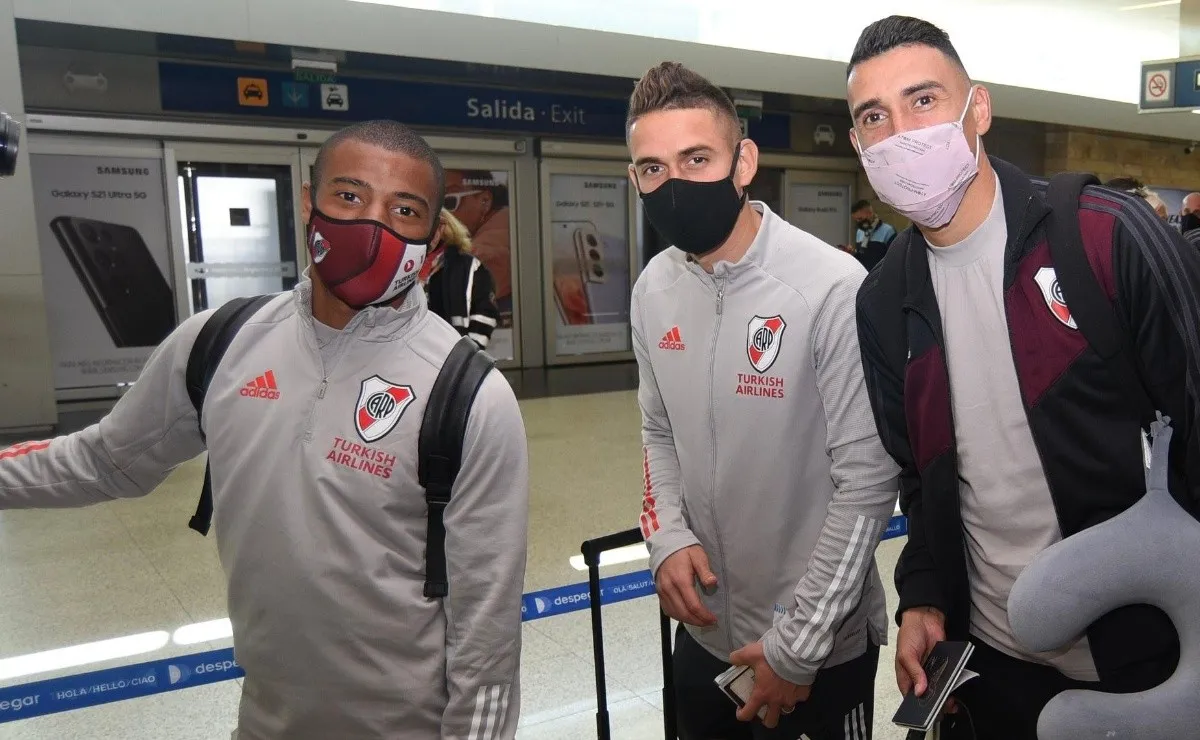 Los futbolistas del Más Grande en la previa a subir al vuelo chárter.