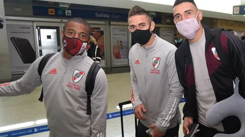 Los futbolistas del Más Grande en la previa a subir al vuelo chárter.