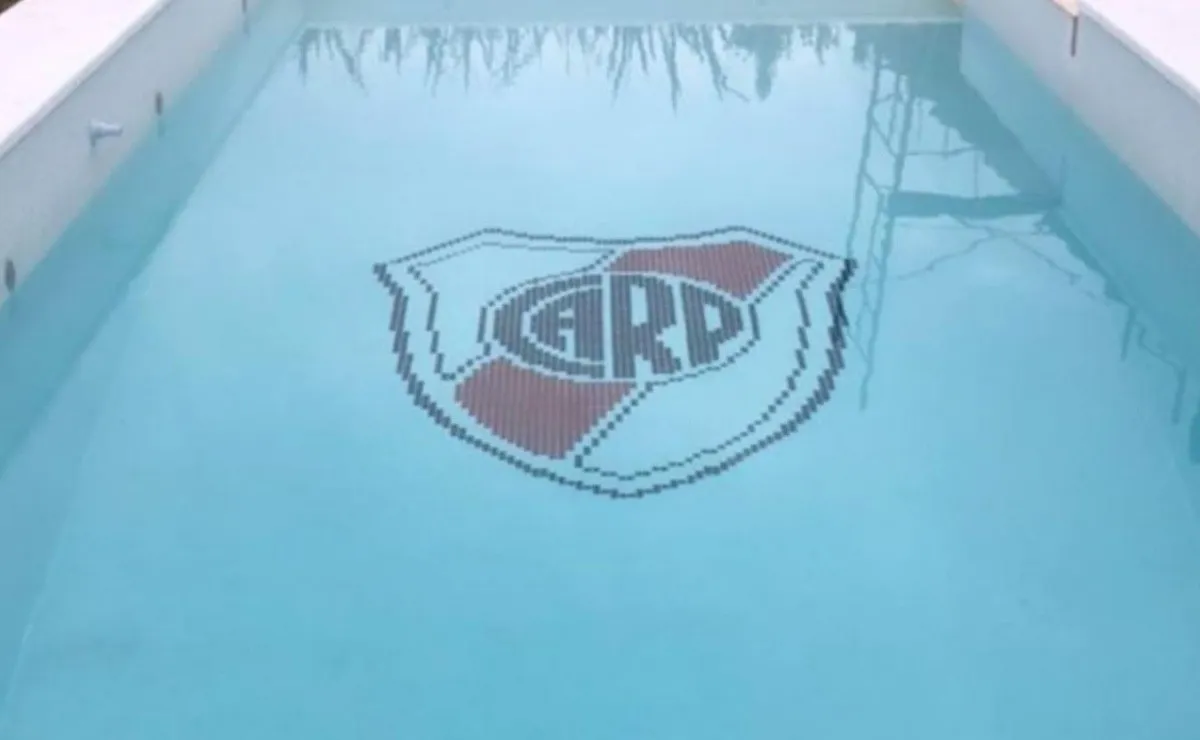 La pileta de Martínez Quarta tiene un gran escudo riverplatense dibujado