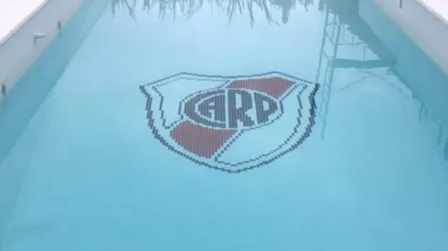 La pileta de Martínez Quarta tiene un gran escudo riverplatense dibujado