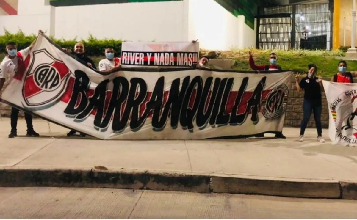 Un puñado de hinchas de River se acercó hasta la puerta del hotel.