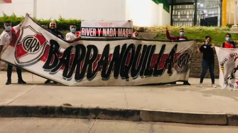 Un puñado de hinchas de River se acercó hasta la puerta del hotel.