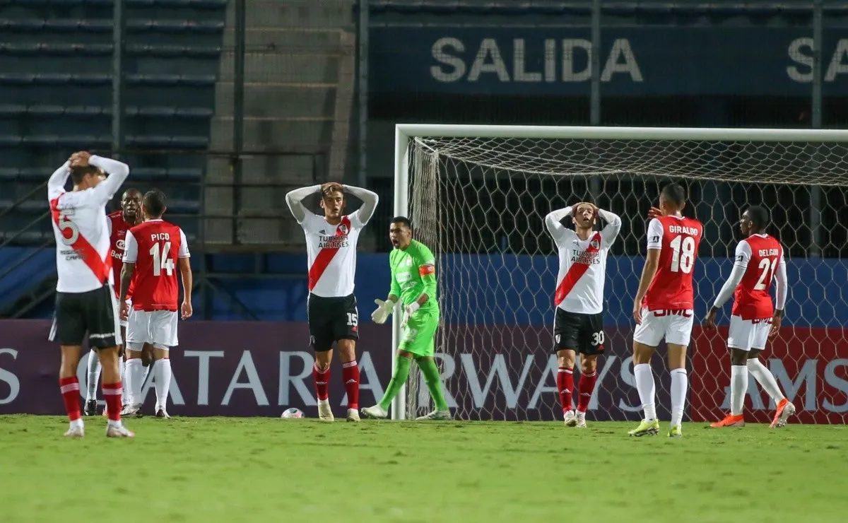 Una imagen que se hace repetida en los últimos partidos del Millonario.