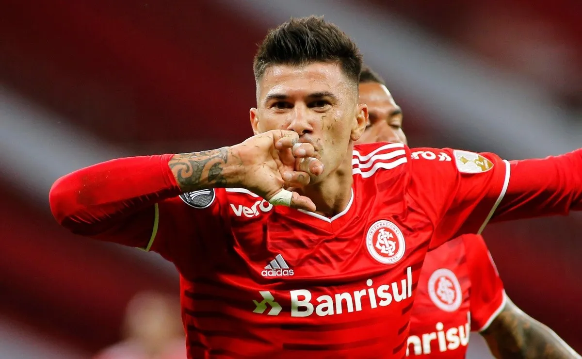 El defensor central de Internacional de Porto Alegre habló del respeto que le tienen a River y Boca en Brasil.