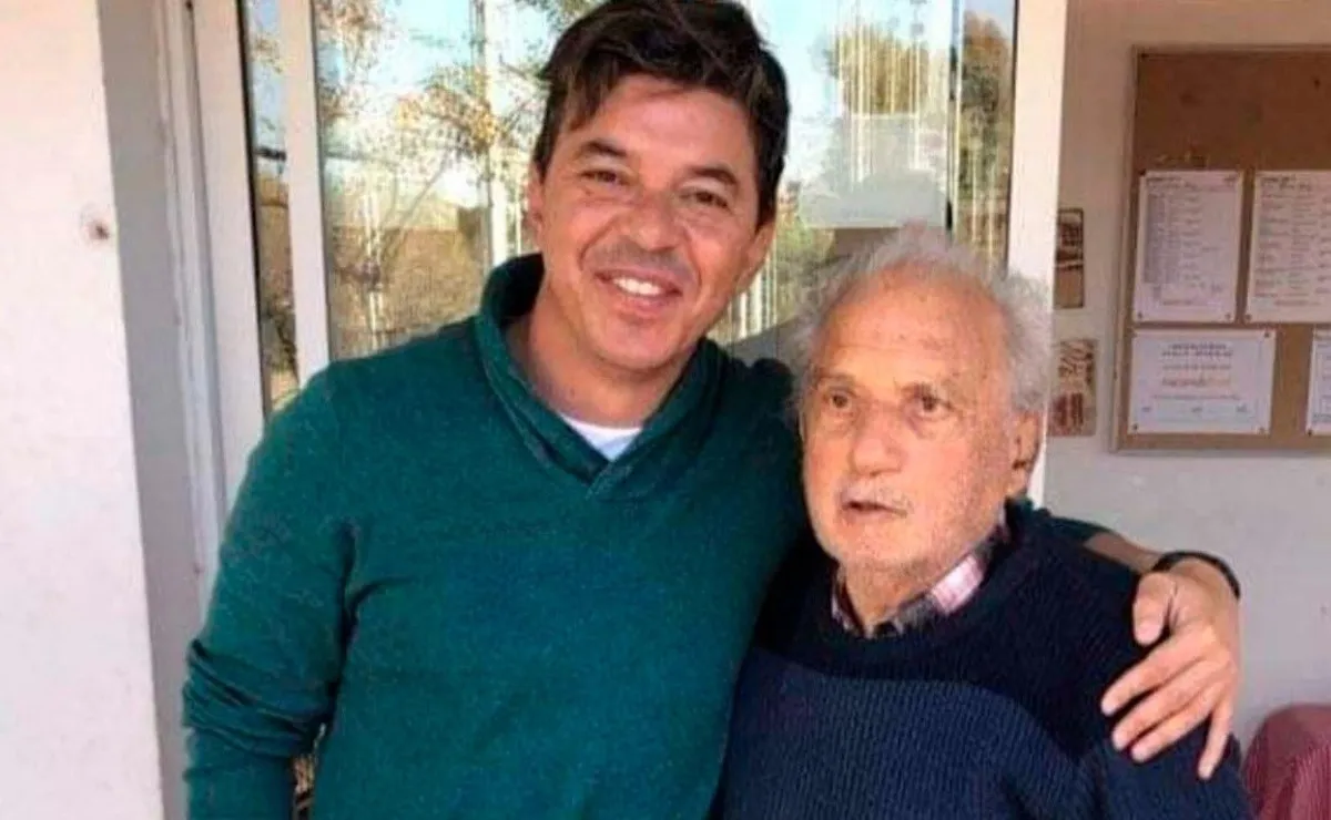 Marcelo Gallardo junto a uno de sus maestros en Inferiores, Martín Pando, que falleció este viernes a los 86 años.