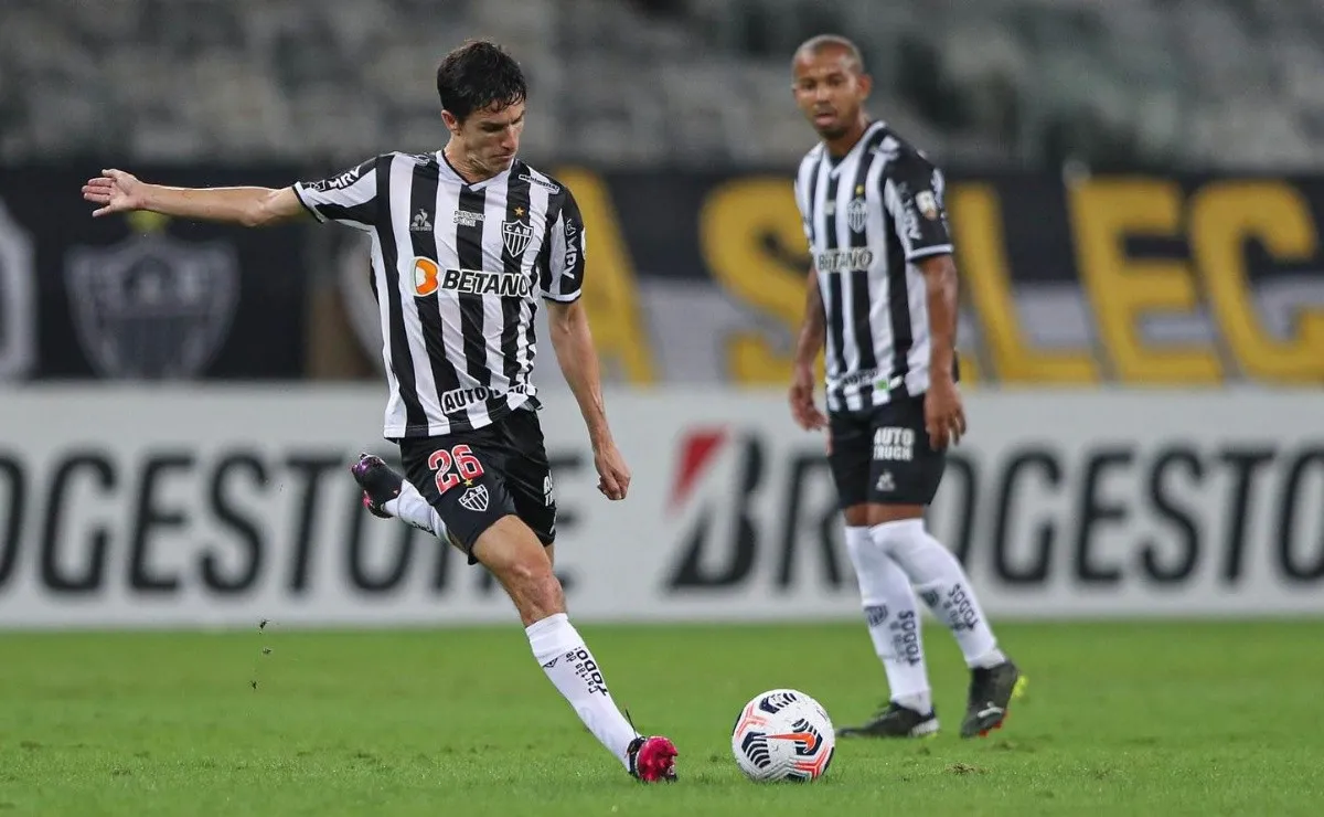 Ignacio Fernández sigue conquistando a los hinchas de Atlético Mineiro, en esta oportunidad inclusive lo hizo desde el banco de suplentes al mufar a un rival.