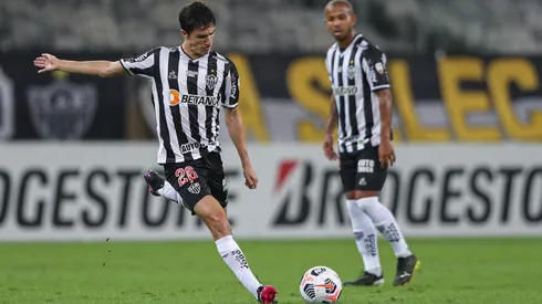 Ignacio Fernández sigue conquistando a los hinchas de Atlético Mineiro, en esta oportunidad inclusive lo hizo desde el banco de suplentes al mufar a un rival.