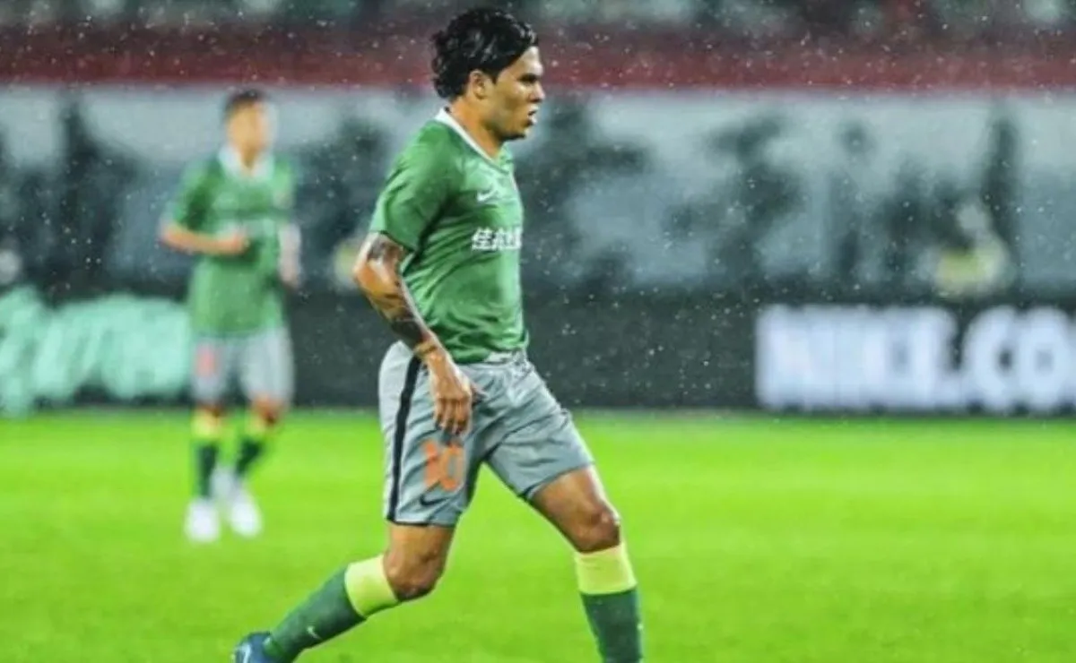 Juanfer fue suplente en la derrota del Shenzhen
