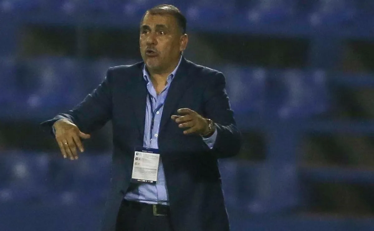 Pedro Sarabia, el ex defensor de River que actualmente dirige a 12 de Octubre de Paraguay, equipo que disputa la Copa Sudamericana 2021.