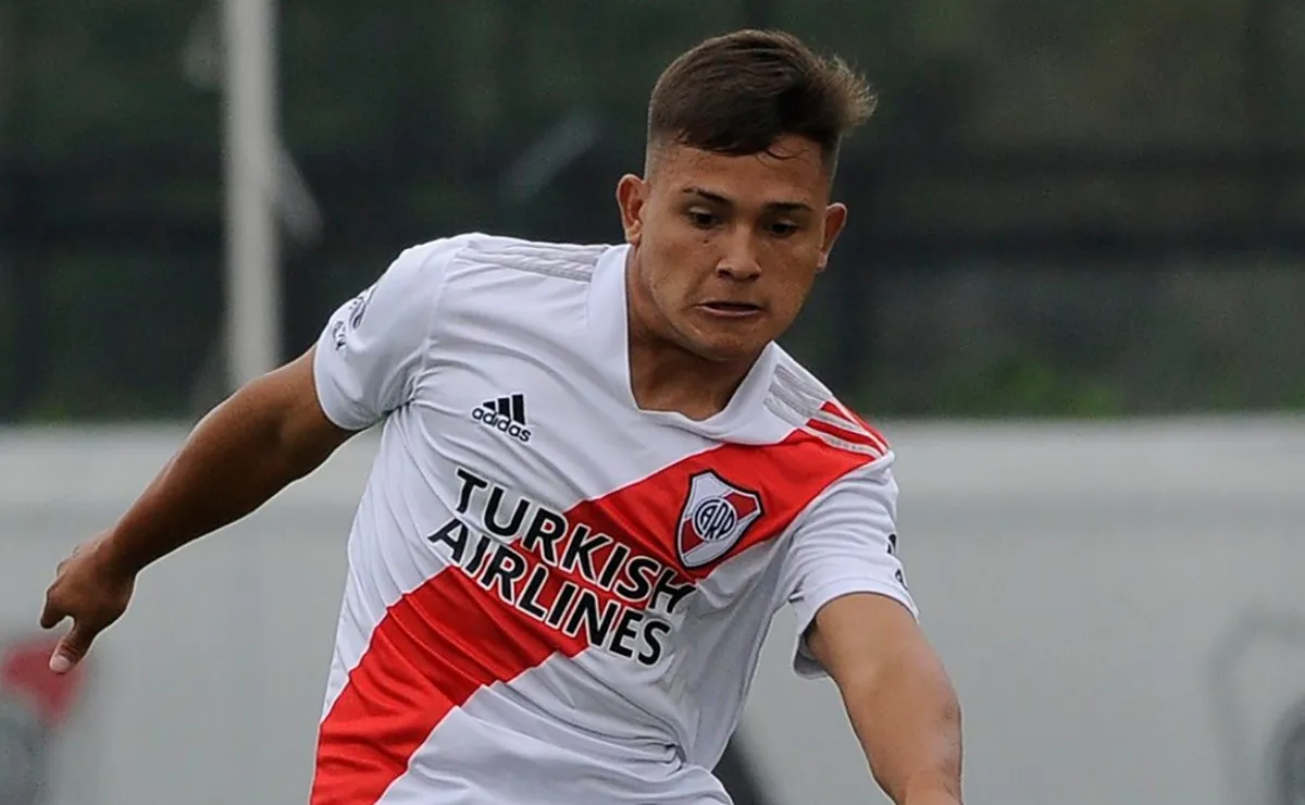 El enganche de 16 años ya firmó contrato con River y el mismo posee una cláusula de salida millonaria.