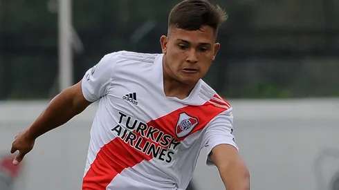 El enganche de 16 años ya firmó contrato con River y el mismo posee una cláusula de salida millonaria.