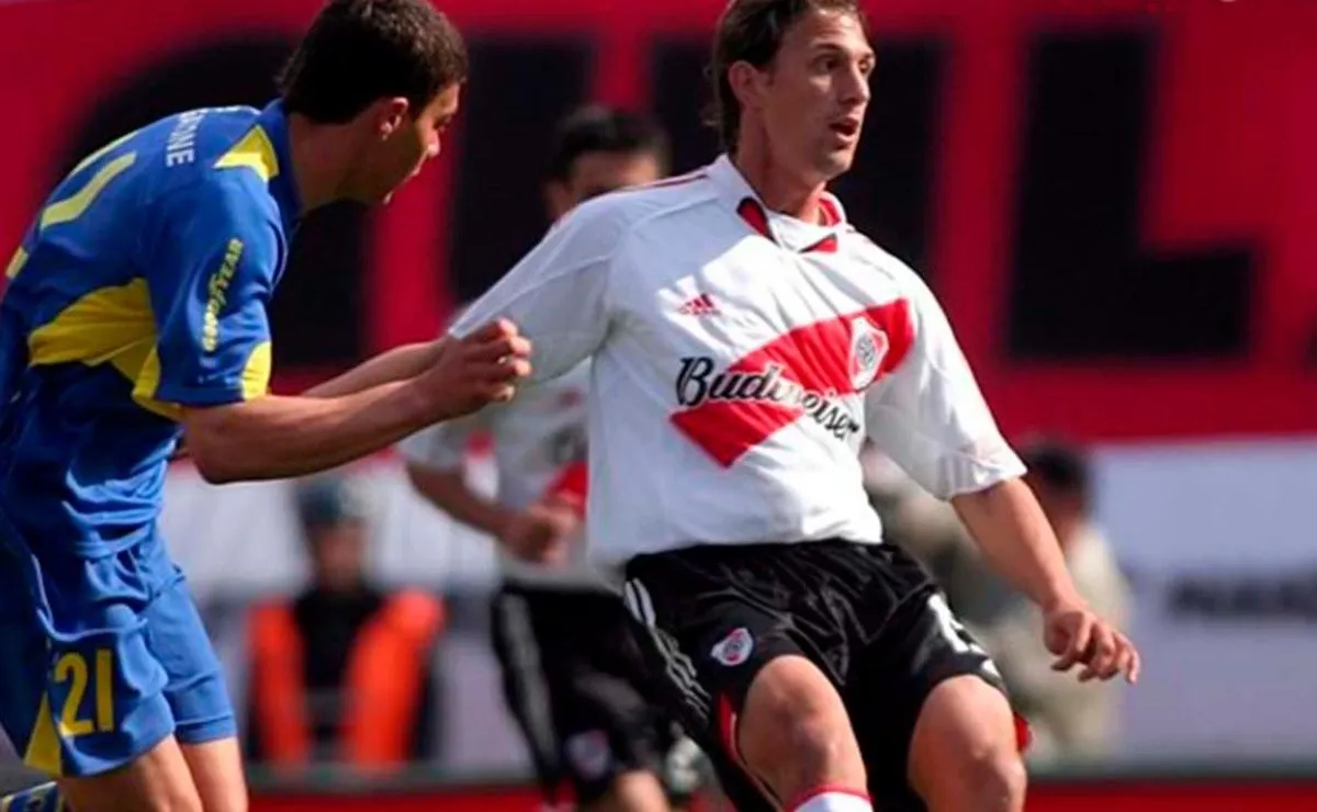 Jonathan Santana, volante que pasó por River dejó el fútbol y se convirtió en modelo de una marca de ropa en Paraguay.