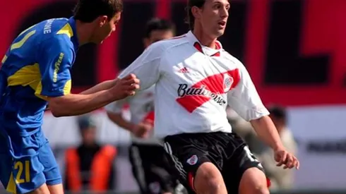 Jonathan Santana, volante que pasó por River dejó el fútbol y se convirtió en modelo de una marca de ropa en Paraguay.