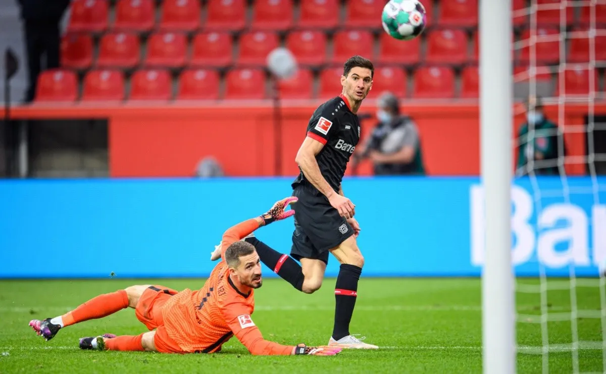 Lucas Alario convirtió en la victoria del Bayer Leverkusen por 3 a 1 ante el Frankfurt por la fecha número 31 de la Bundesliga.
