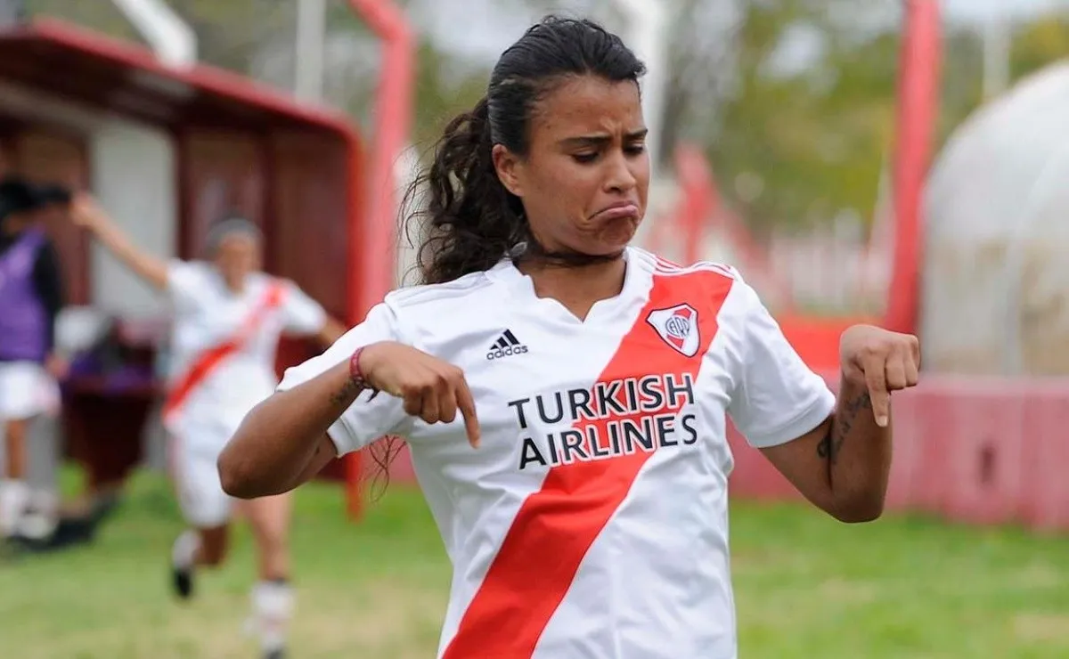 Carolina Birizamberri celebra su gol agónico ante Independiente que le valió un triunfo a River. Las chicas de Daniel Reyes ganaron los cuatro partidos que jugaron.