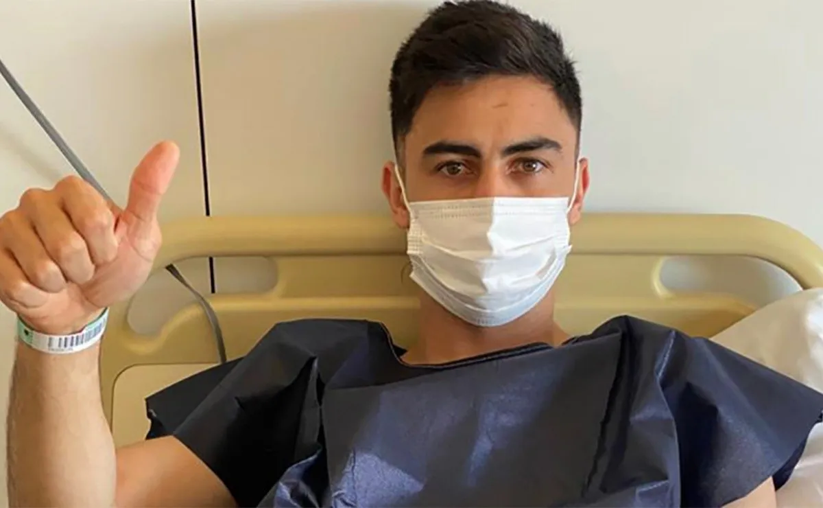 Pulgar arriba del Pity luego de haber pasado por el quirófano en Arabia.