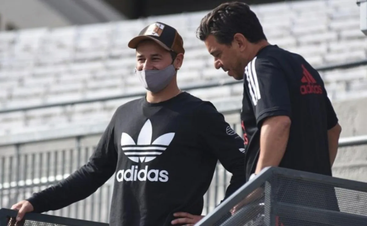 Rodrigo Mora visitó el Estadio Monumental y dialogó con Gallardo