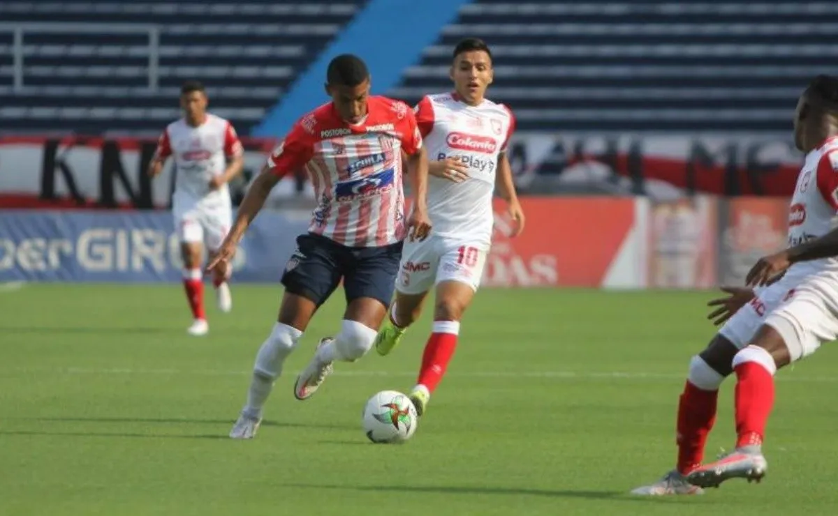 Junior de Barranquilla, próximo rival de River en la Copa Libertadores, venció a Independiente Santa Fe por 3 a 1 en la Primera División de Colombia.