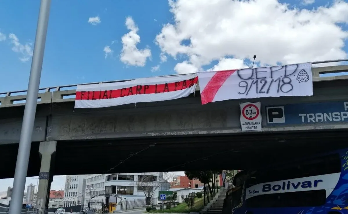 Los hinchas del Millonario decoraron la autopista y le recordaron a Boca la final que perdieron en Madrid.
