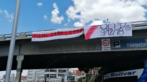 Los hinchas del Millonario decoraron la autopista y le recordaron a Boca la final que perdieron en Madrid.