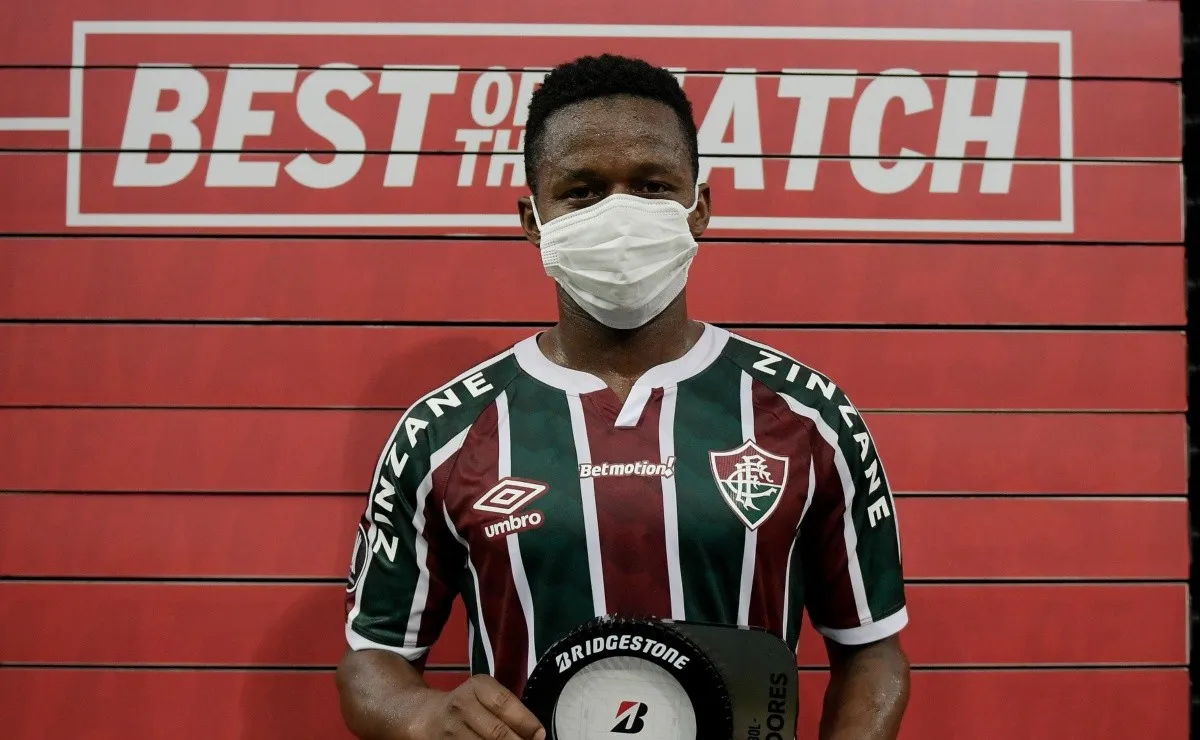 Al término del partido, Cazares recibió el premio al mejor jugador del encuentro.