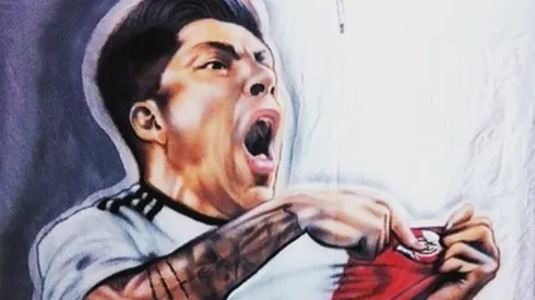 Parte de la bandera que le dedicaron a Enzo, quien acaba de extender su contrato hasta 2023.