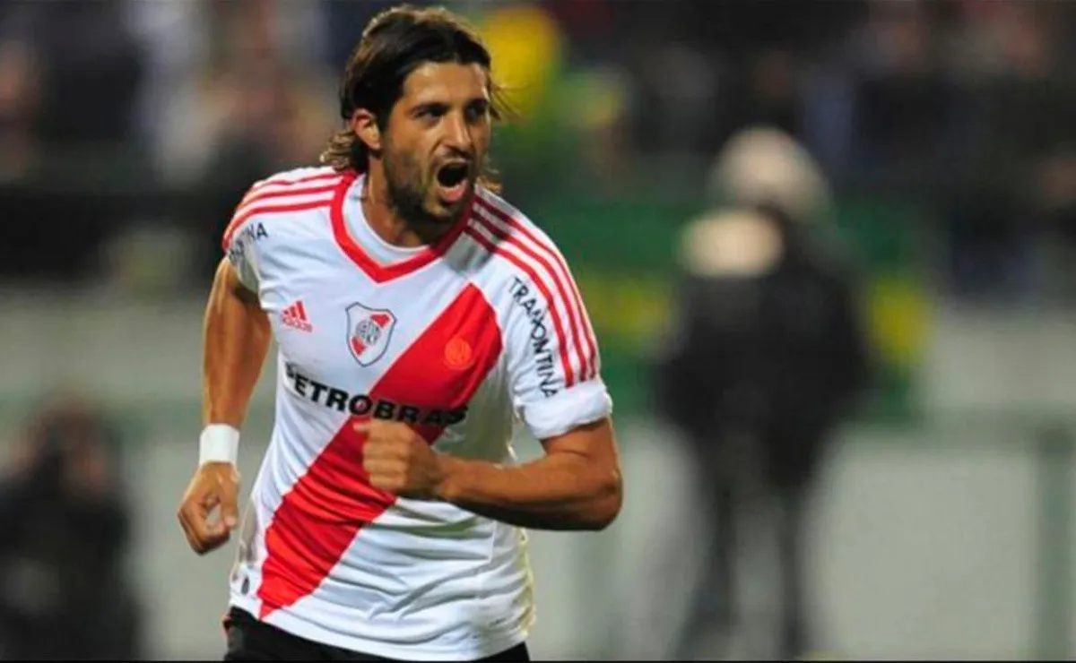 Alejandro Domíguez jugó 76 partidos en River, marcó 17 goles y brindó 19 asistencias. En su primera etapa ganó los Clausura de 2002 y 2003.
