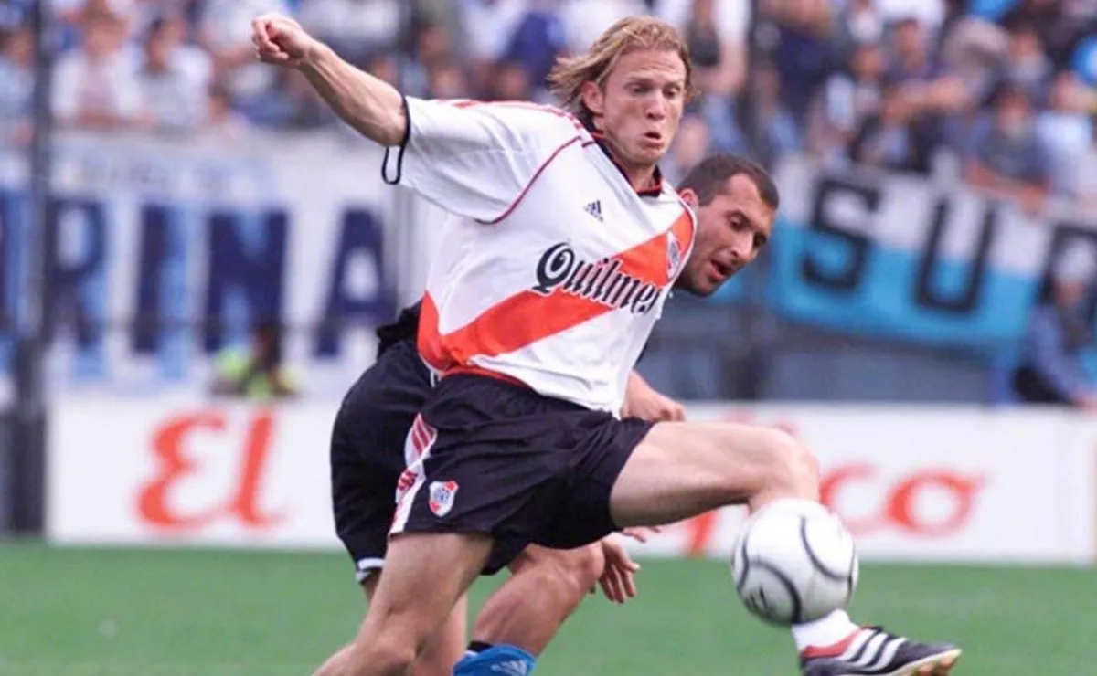 Gustavo Lombardi en el Apertura 2000 con River.