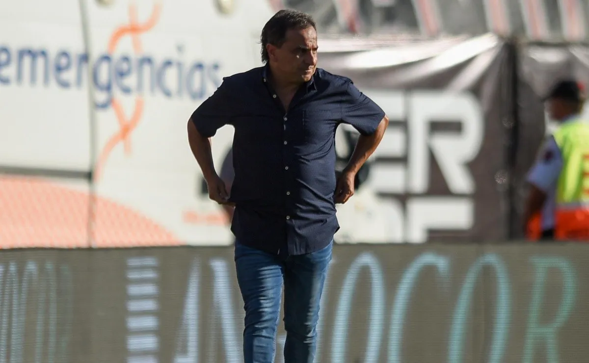 Gustavo Coleoni, DT de Central Cordoba (SdE) y tres futbolistas del Ferroviario dieron positivos de Covid y no estarán ante River por la Copa de la Liga.
