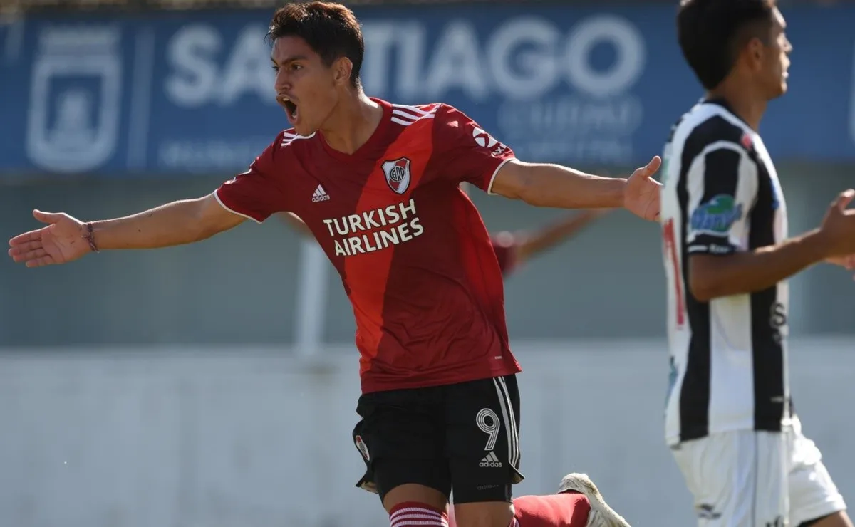 Flabian Londoño volvió a convertir para la Reserva de River que superó a Central Córdoba en Santiago del Estero y sigue como único líder e invicto.