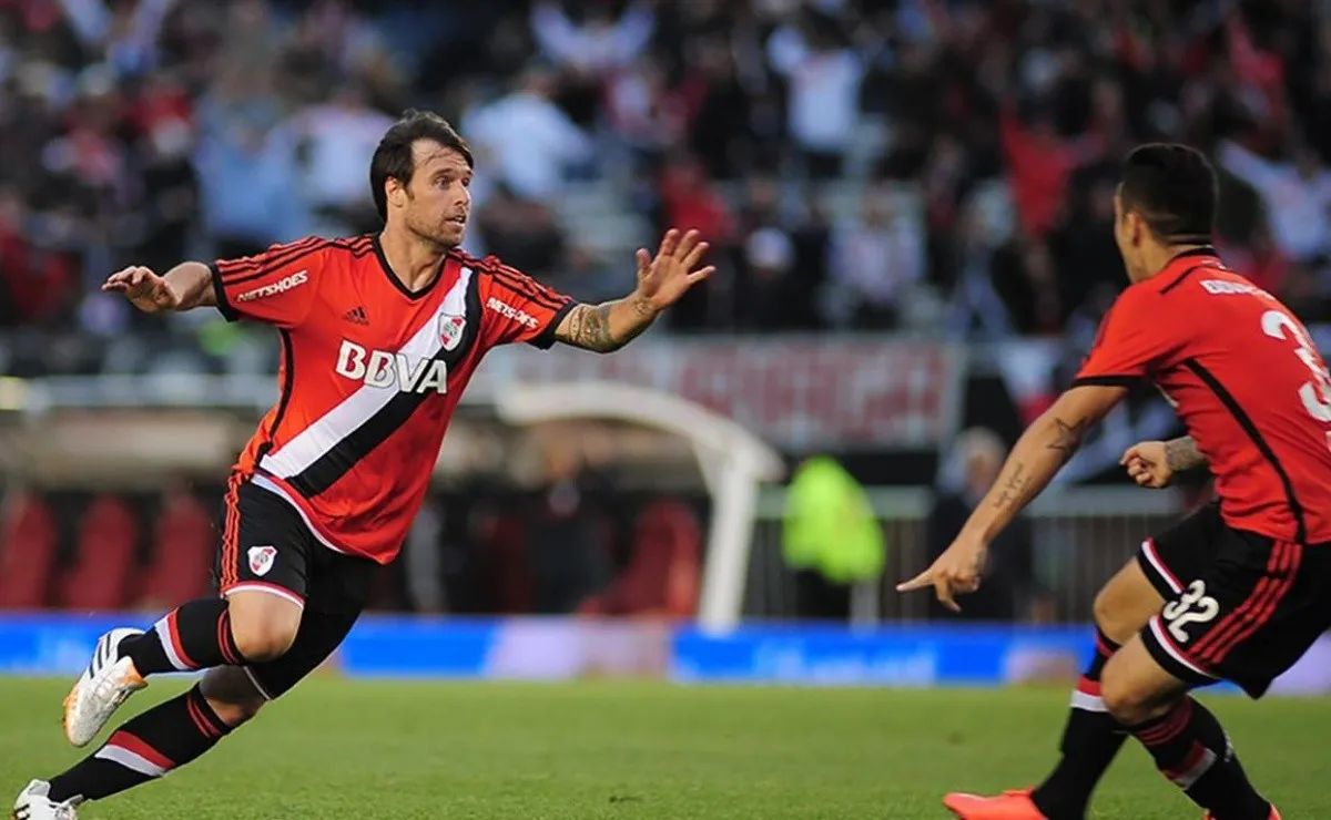 Uno de los goles de taco más recordados de Cavenaghi es el que le marcó a Banfield en 2015 en el Monumental.