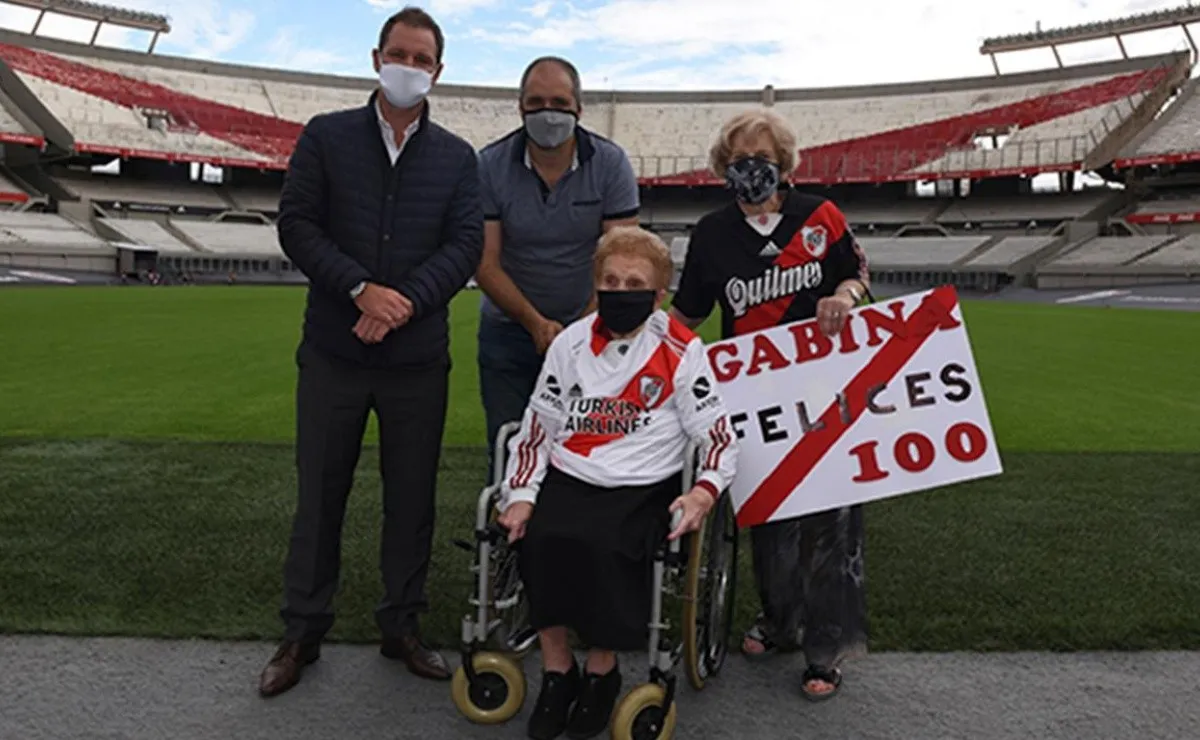 Gabina Cialdo cumplió 100 años y para festejarlo quiso conocer el Monumental, en el mismo la esperó Jorge Brito quien le regaló una camiseta especial.