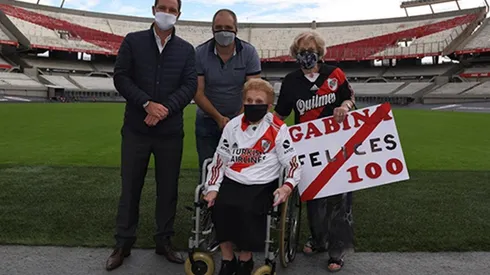 Gabina Cialdo cumplió 100 años y para festejarlo quiso conocer el Monumental, en el mismo la esperó Jorge Brito quien le regaló una camiseta especial.
