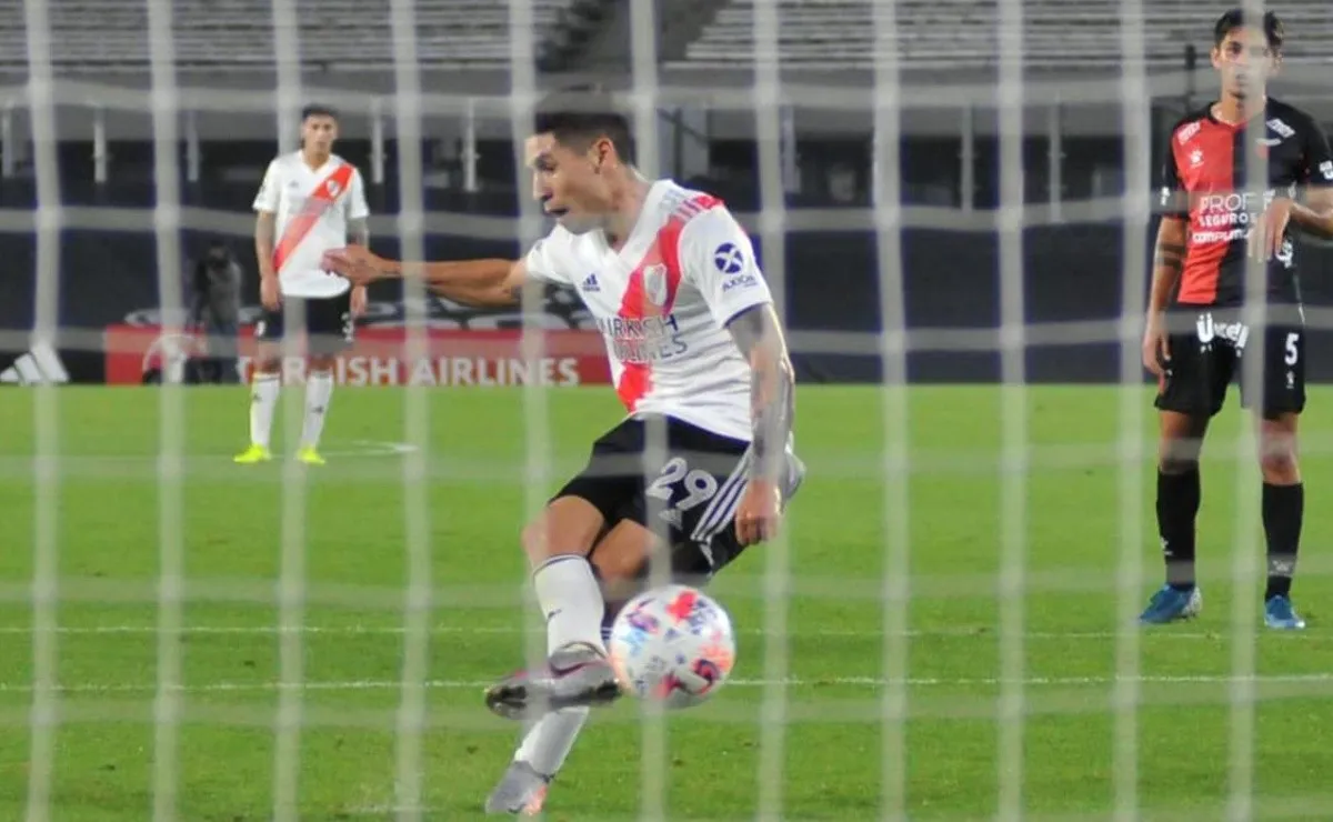 Gonzalo Montiel miró para otro lado al patear el penal