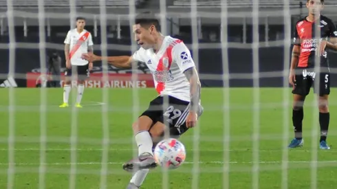 Gonzalo Montiel miró para otro lado al patear el penal