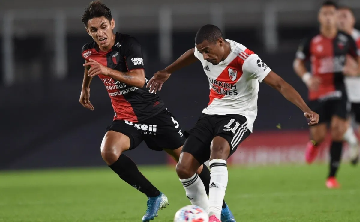 Nicolás De La Cruz se retiró con un golpe en su rodilla derecha y encendió las alarmas en todo River. Pero finalmente sería solo un golpe y no habría una lesión.