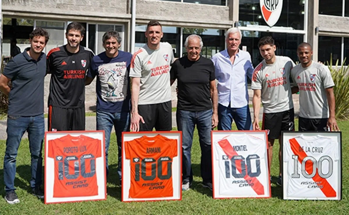 Germán Lux, Franco Armani, Gonzalo Montiel y Nicolás De La Cruz fueron homenajeados por haber alcanzado los 100 partidos en River.