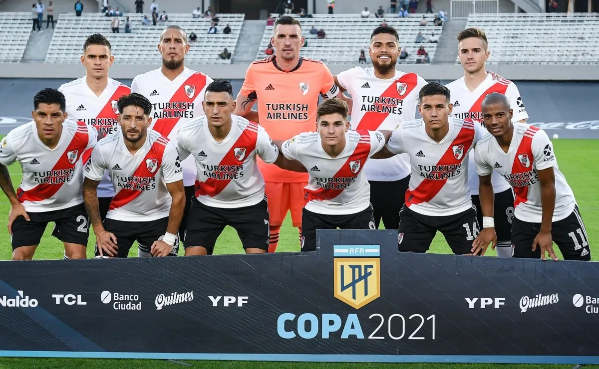 Cinco jugadores del Más Grande les dieron sus camisetas a la Fundación River para que las subasten y con el dinero recaudado ayuden a una escuelita de Santigo del Estero.