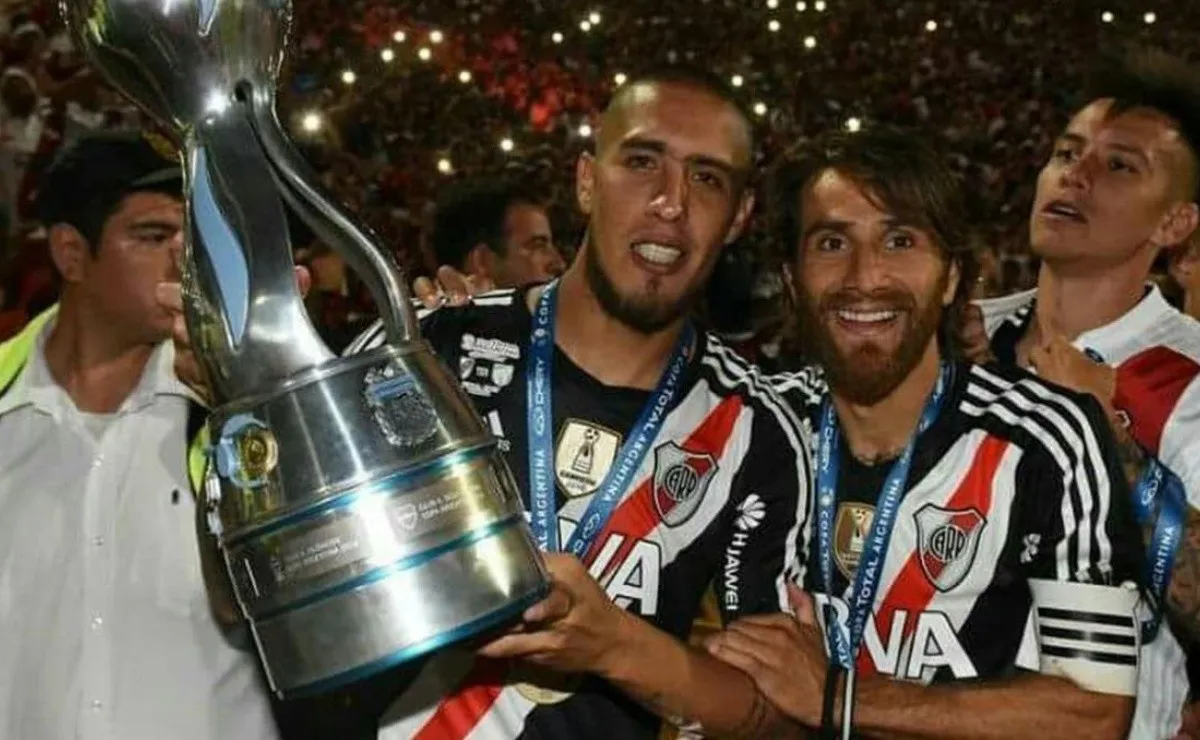 Leonardo Ponzio y Jonatan Maidana posaron con la Copa Argentina 2017