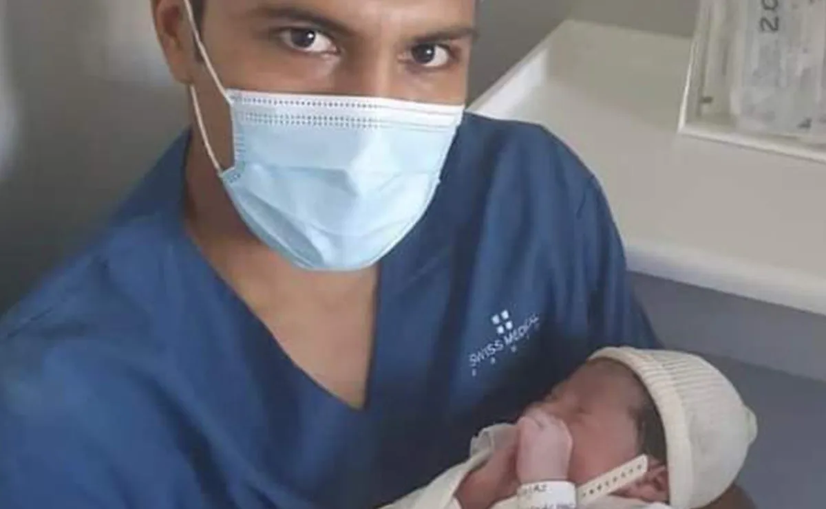 Robert Rojas posando con su hijo Ian Samuel a pocas horas de nacer