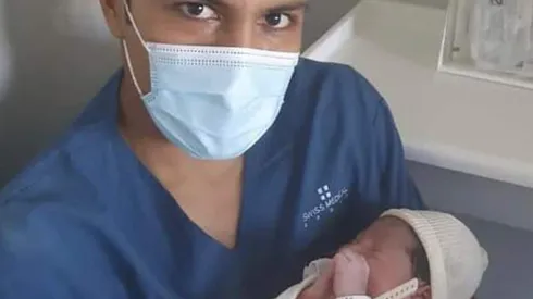 Robert Rojas posando con su hijo Ian Samuel a pocas horas de nacer