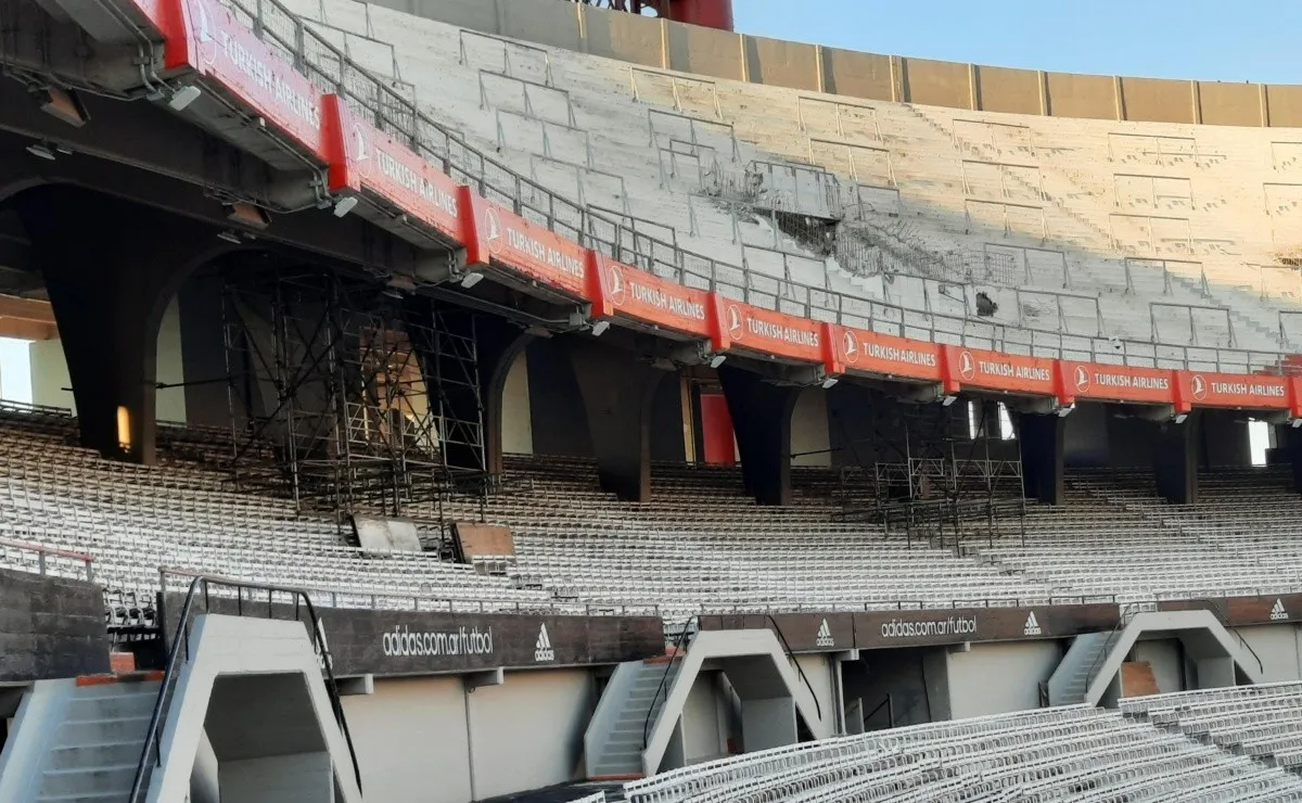 Los andamios ubicados en la tribuna Sivori para llevar adelante las nuevas obras