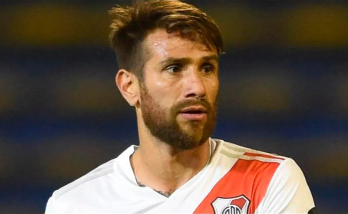 El capitán de River estuvo atento viendo pegado a la línea a sus compañeros.