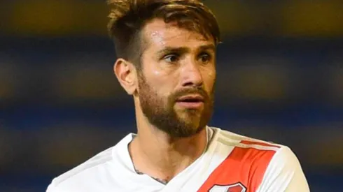 El capitán de River estuvo atento viendo pegado a la línea a sus compañeros.