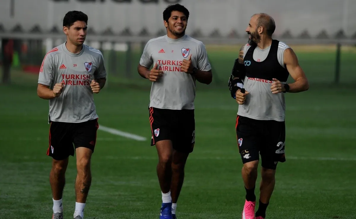 Gonzalo Montiel, Robert Rojas y Javier Pinola se entrenan en el River Camp.