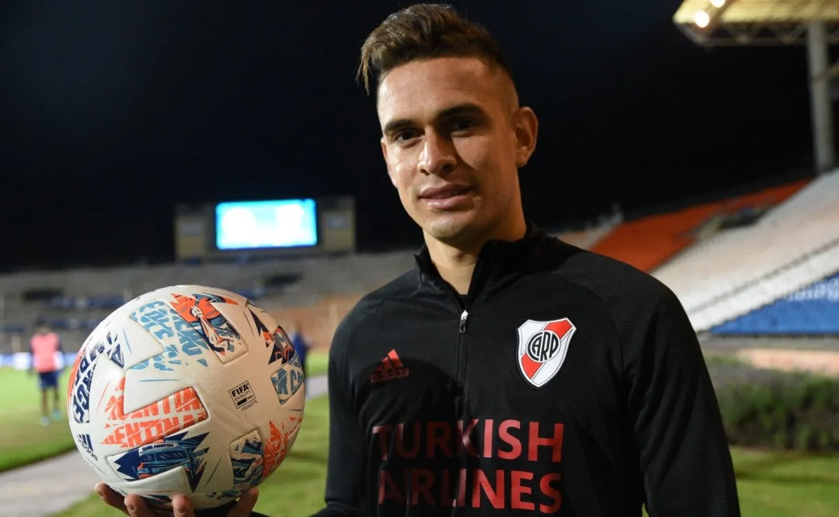 Rafael Santos Borré, autor de cuatro de los seis goles de River mostró su agradecimiento a Godoy Cruz por haberle regalado la pelota.
