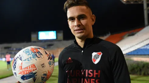 Rafael Santos Borré, autor de cuatro de los seis goles de River mostró su agradecimiento a Godoy Cruz por haberle regalado la pelota.